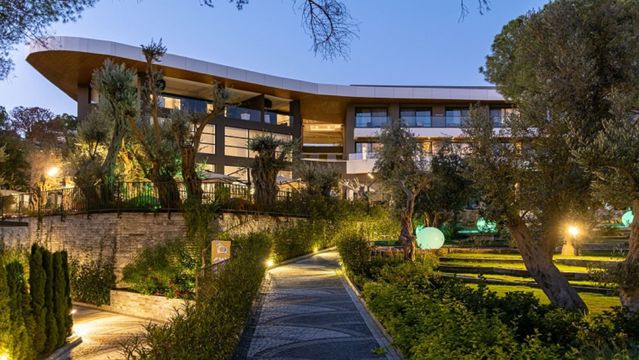 Exterior & Views