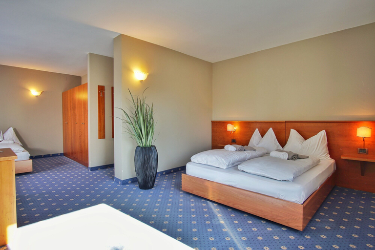 Bedroom 4, PanoramaHotel Penegal, Trento