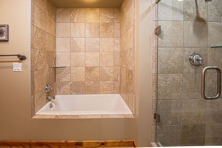 Bathroom 5, Silver Skis, Garrett