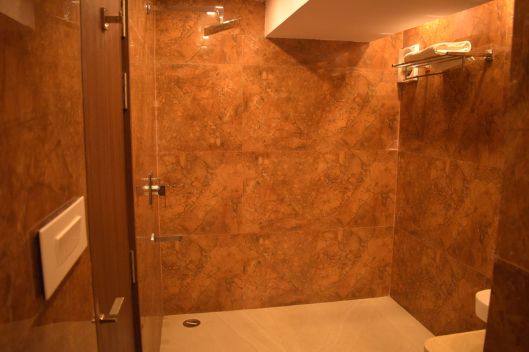 Bathroom 4, Hari Vilaas, Varanasi