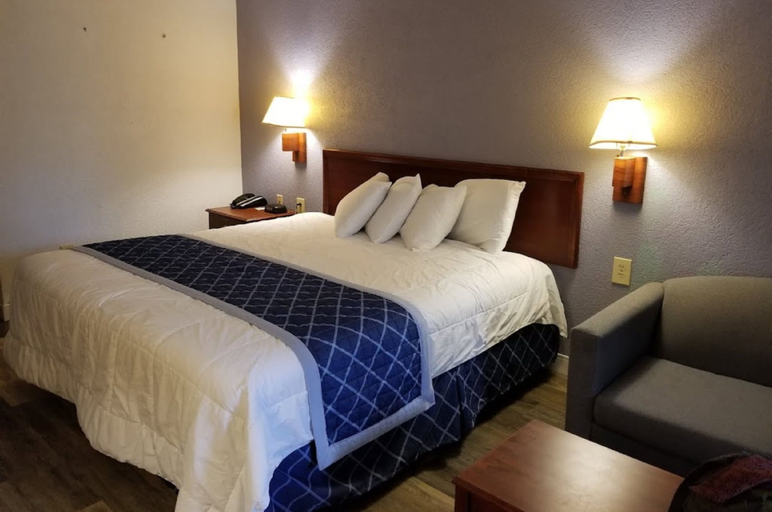 Bedroom 4, Regency Inn & Suites, Saint Johns