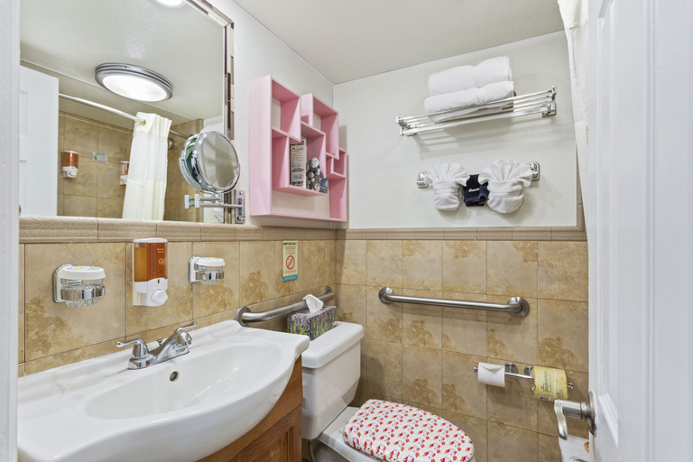 Bathroom 5, Plaza Beach Hotel Beachfront Resort, Pinellas