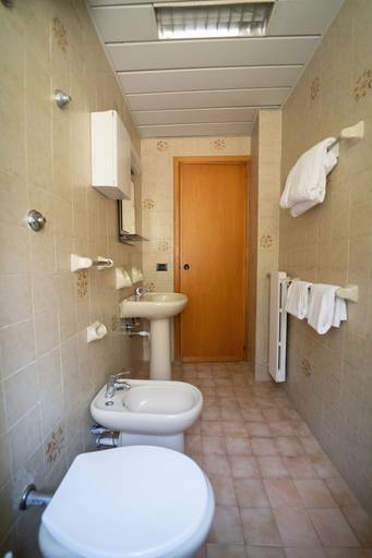 Bathroom 4, Hotel San Pietro, Messina