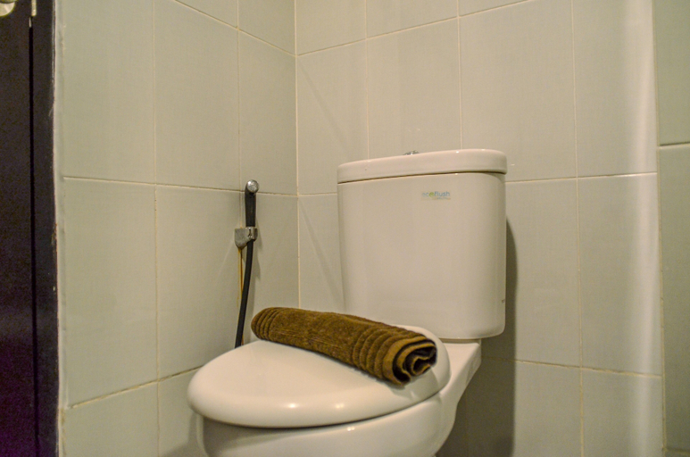 Bathroom 3, Compact and Modern Studio Room at Casa De Parco Apartment, Tangerang