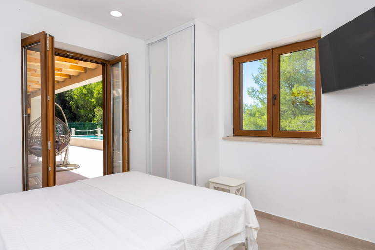 Bedroom 3, Beachfront Villa Brulupes, Ston
