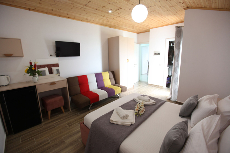 Others 5, Hotel Erviliano, Sarandës
