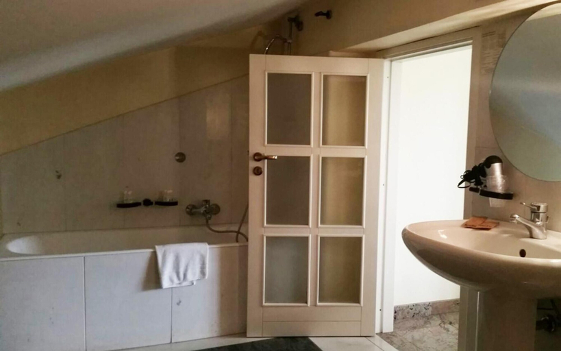 Bathroom 4, Borgo Verde, Catania
