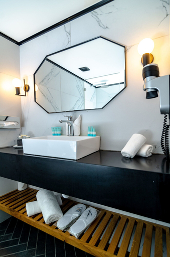Bathroom 5, Royal Plaza Hotel