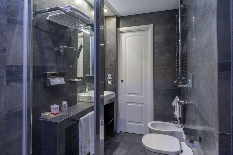 Bathroom 5, Les Diamants Spanish Steps Suite, Rome