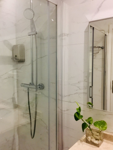 Bathroom 4, Hostal Palacio Luna, Madrid
