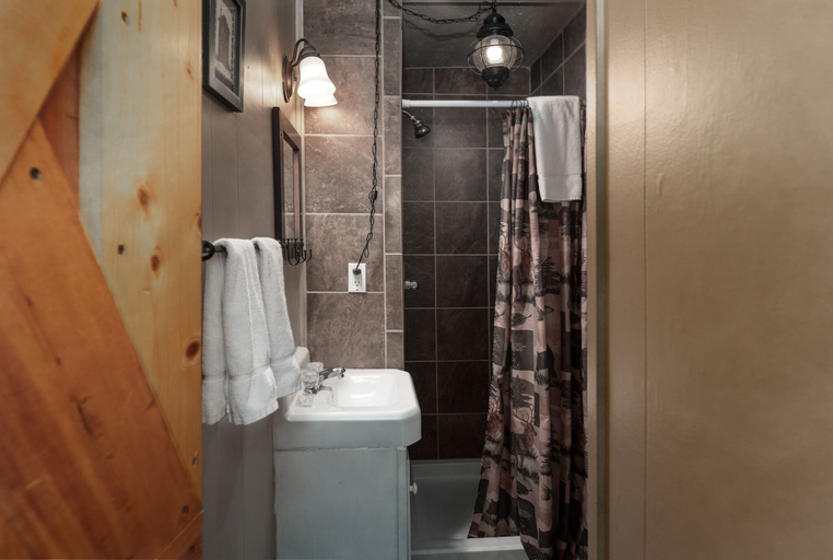 Bathroom 4, Cozy Bear Cabins, Lincoln