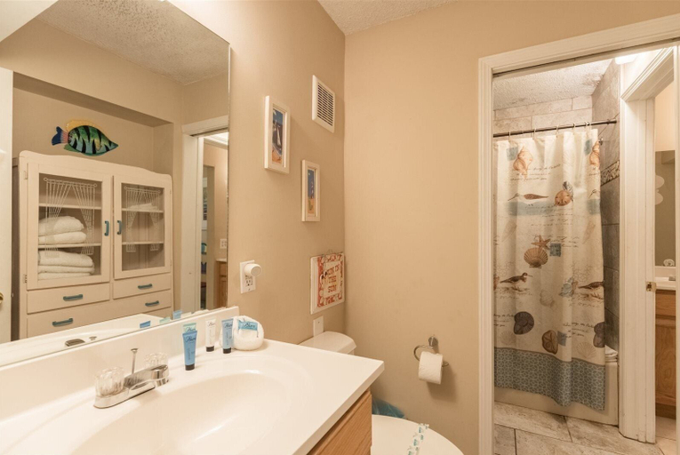 Bathroom 5, The Summit 602, Bay