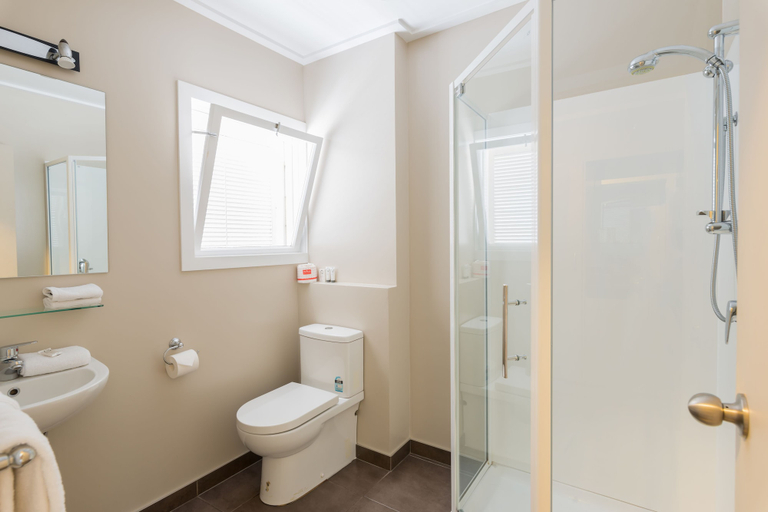 Bathroom 5, Discovery Settlers Hotel, Whangarei