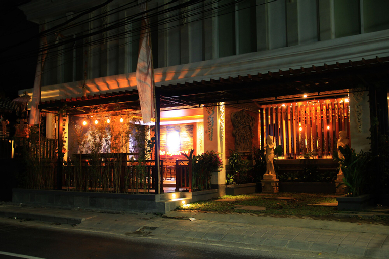 Exterior & Views 30