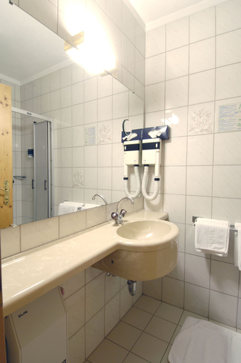 Bathroom 4, Hotel Donauhof, Melk