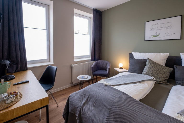 Bedroom 3, Stadthotel Jever, Friesland