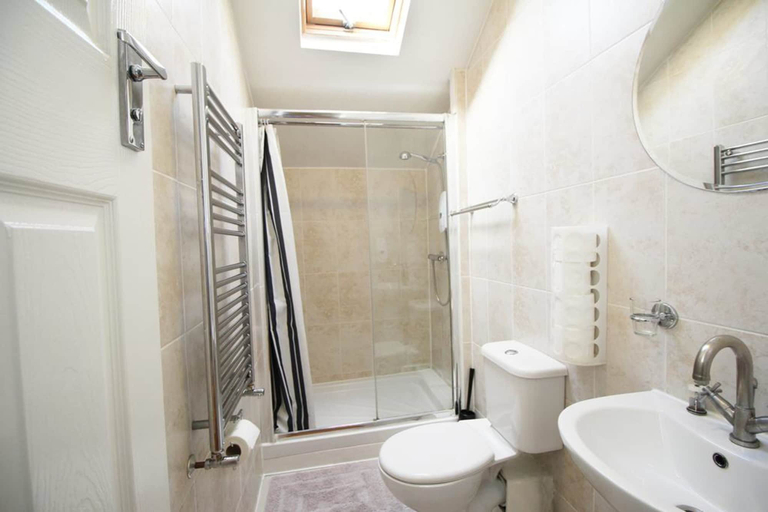 Bathroom 3, Flexistay Hillbrook, London