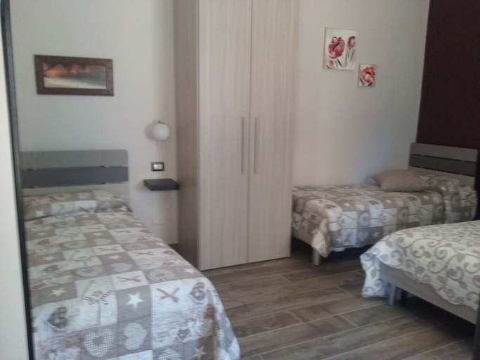 Bedroom 3, Guesthouse outside the Port, Roma