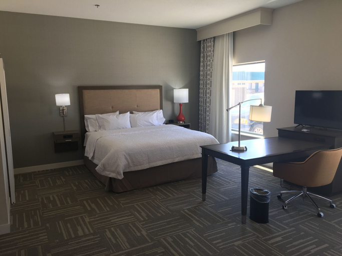 Bedroom 3, Hampton Inn McPherson, McPherson