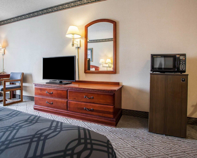 Bedroom 2, Rodeway Inn & Suites Milwaukee Airport, Milwaukee