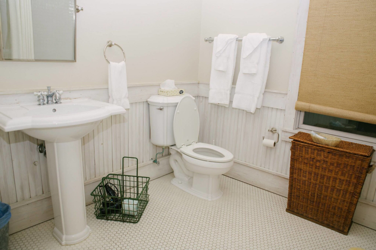 Bathroom 3, Ball House and Cottages, Leon