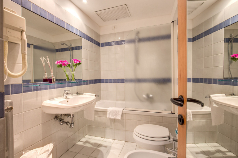 Bathroom 5, Hotel Botticelli, Florence