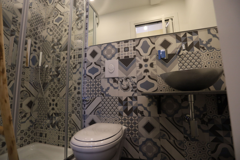 Bathroom 5, Aroma, Napoli