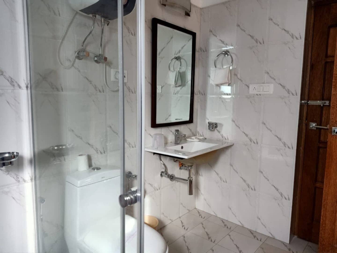 Bathroom 4, Shingar Regency, Kullu