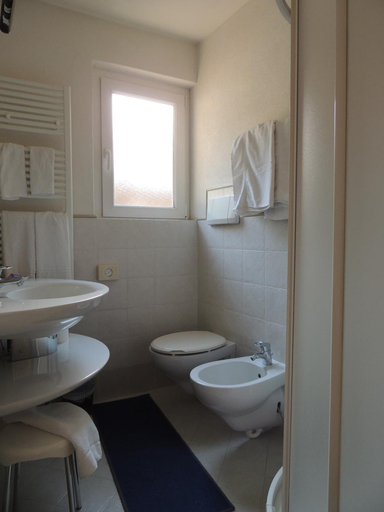 Bathroom 5, Hotel Liz, Trento