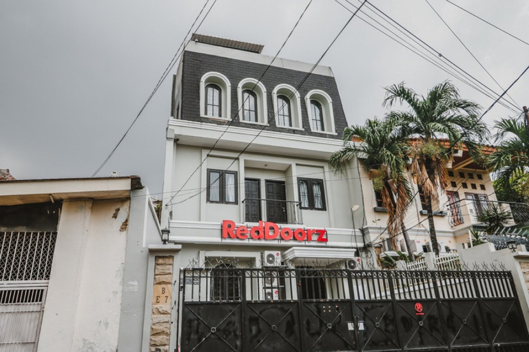 Exterior & Views, RedDoorz Plus @ Radio Dalam 2, South Jakarta