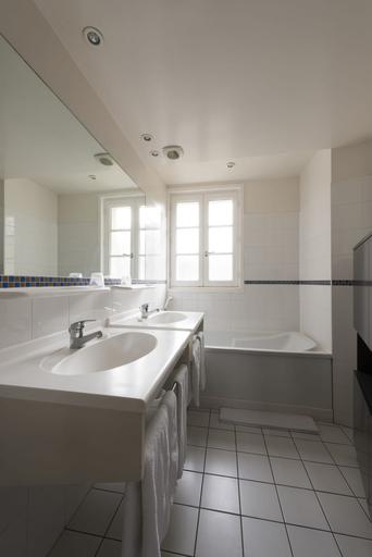 Bathroom 4, Auberge de la Commanderie, Gironde