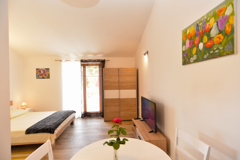 Others 4, Apartment 1674, Pula