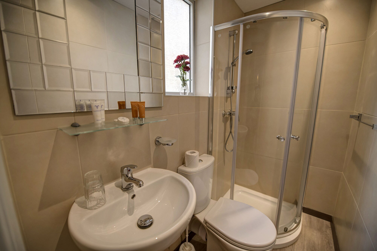 Bathroom 5, Europa Hotel