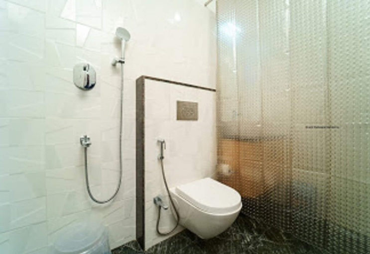 Bathroom 3, Hotel Grand Padappai Residency, Kancheepuram