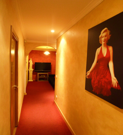 Others 5, Hostal Regio, Madrid