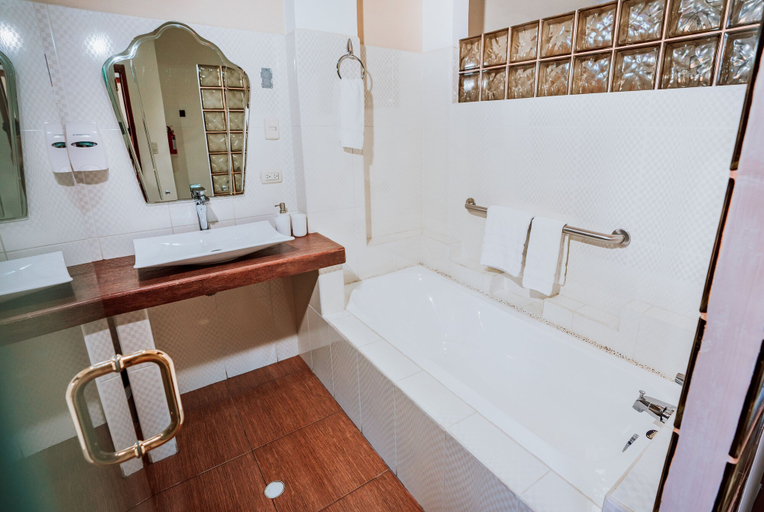 Bathroom 3, Hotel Palace Galapagos, Santa Cruz