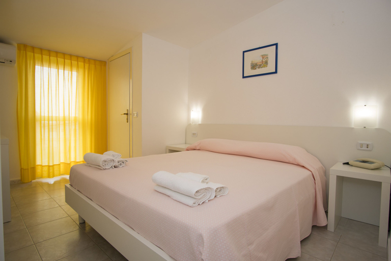 Bedroom 4, Albergo Delfino, Salerno