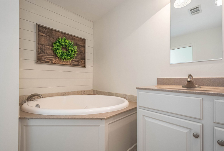 Bathroom 3, Roy's Retreat, Garrett