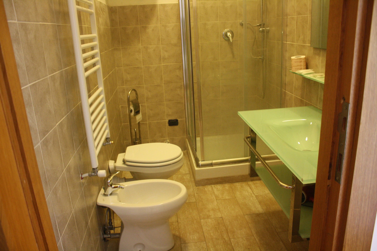Bathroom 5, St. John Villa, Rome