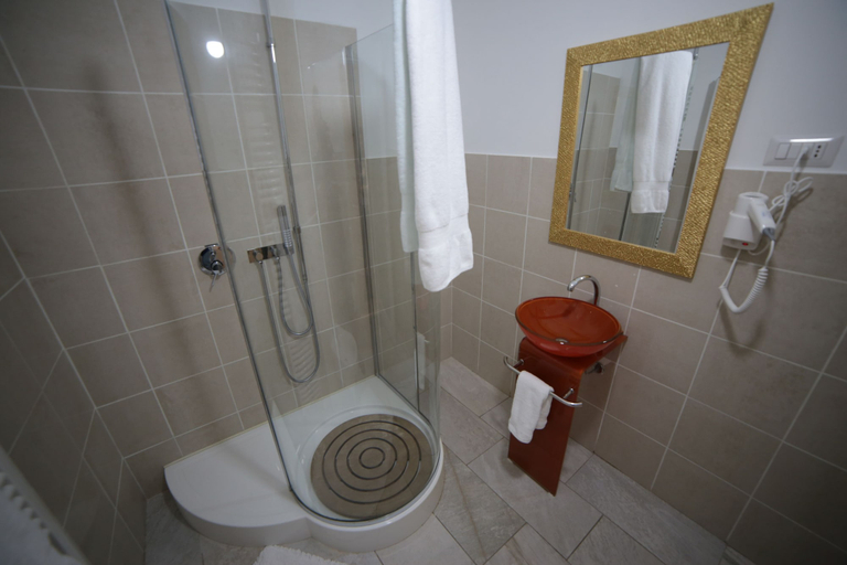 Bathroom 4, Notte Stellata, Cuneo