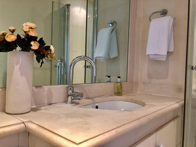 Bathroom 3, Buckingham Palace View Apartment, London