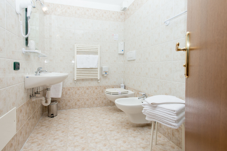 Bathroom 4, Hotel San Carlo, Sondrio