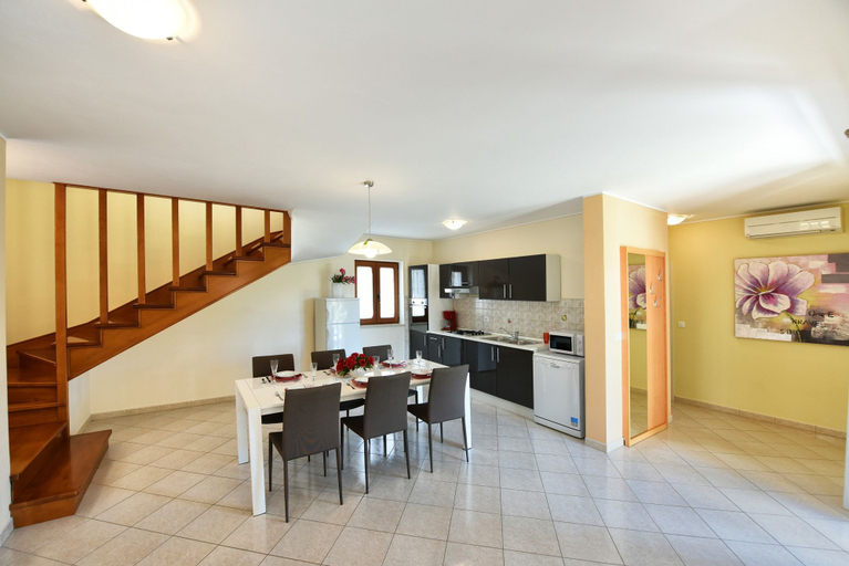 Others 5, Villa 376, Tinjan