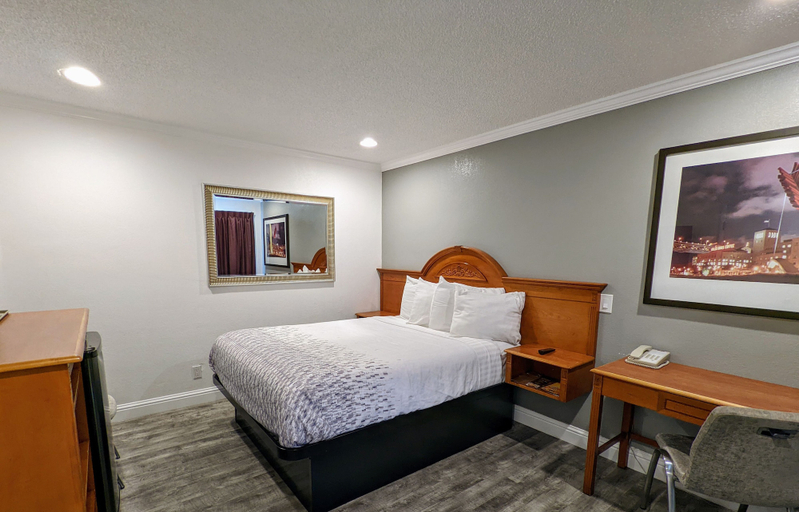 Bedroom 3, Deluxe Inn, San Mateo