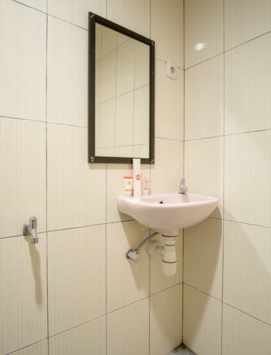 Bathroom 4, Hotel O Bakti Homestay, Medan