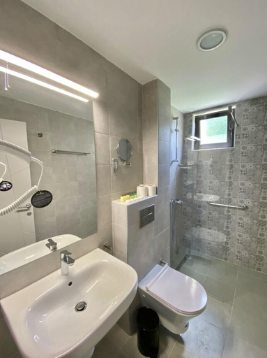 Bathroom 4, Pearl Beach Hotel