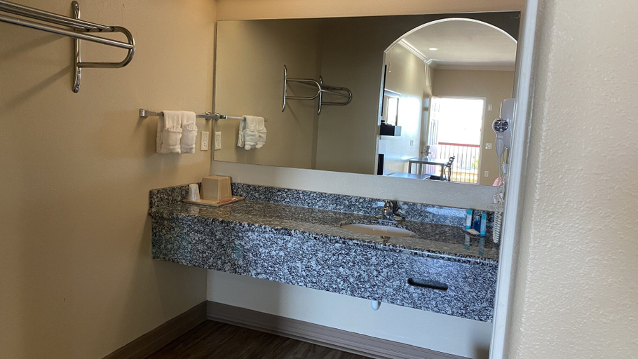 Bathroom 4, Palace Inn Westheimer, Houston