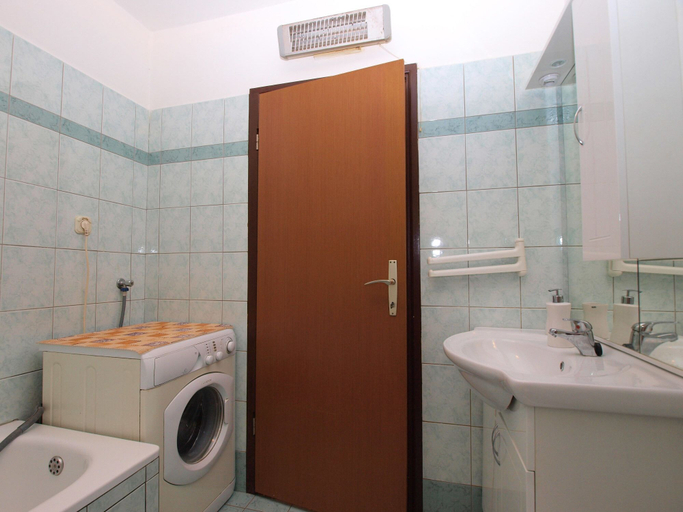 Bathroom 3, Apartment 1382, Marčana