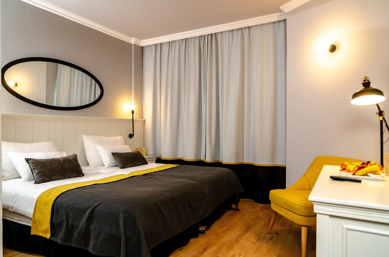 Bedroom 3, Royal Plaza Hotel