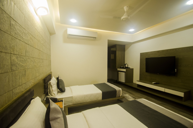 Bedroom 2, Hotel Grand Elegance, Ahmadabad